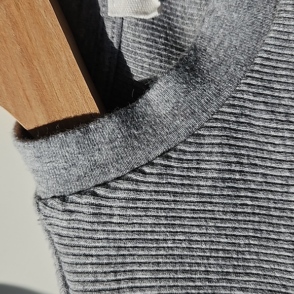 Aritzia Grey Long Sleeve Crew Neck Crop Top - Picture 7 of 8